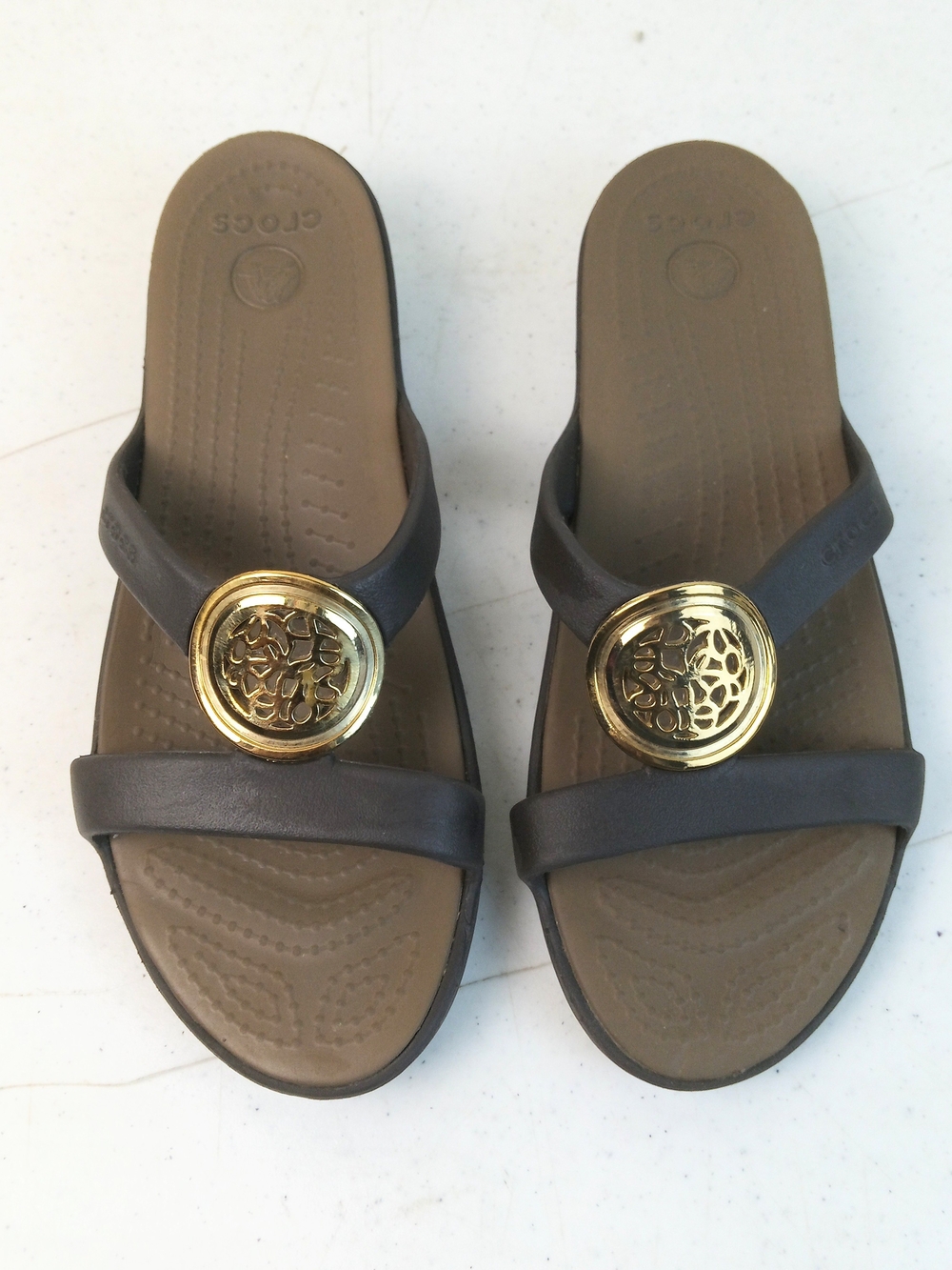Crocs Sanrah Circle Sandals Women Size 7 Brown Slip On Slides